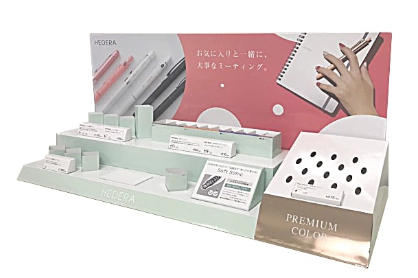 151 化粧品のディスプレイをイメージした、新製品のペンを展示する紙製什器