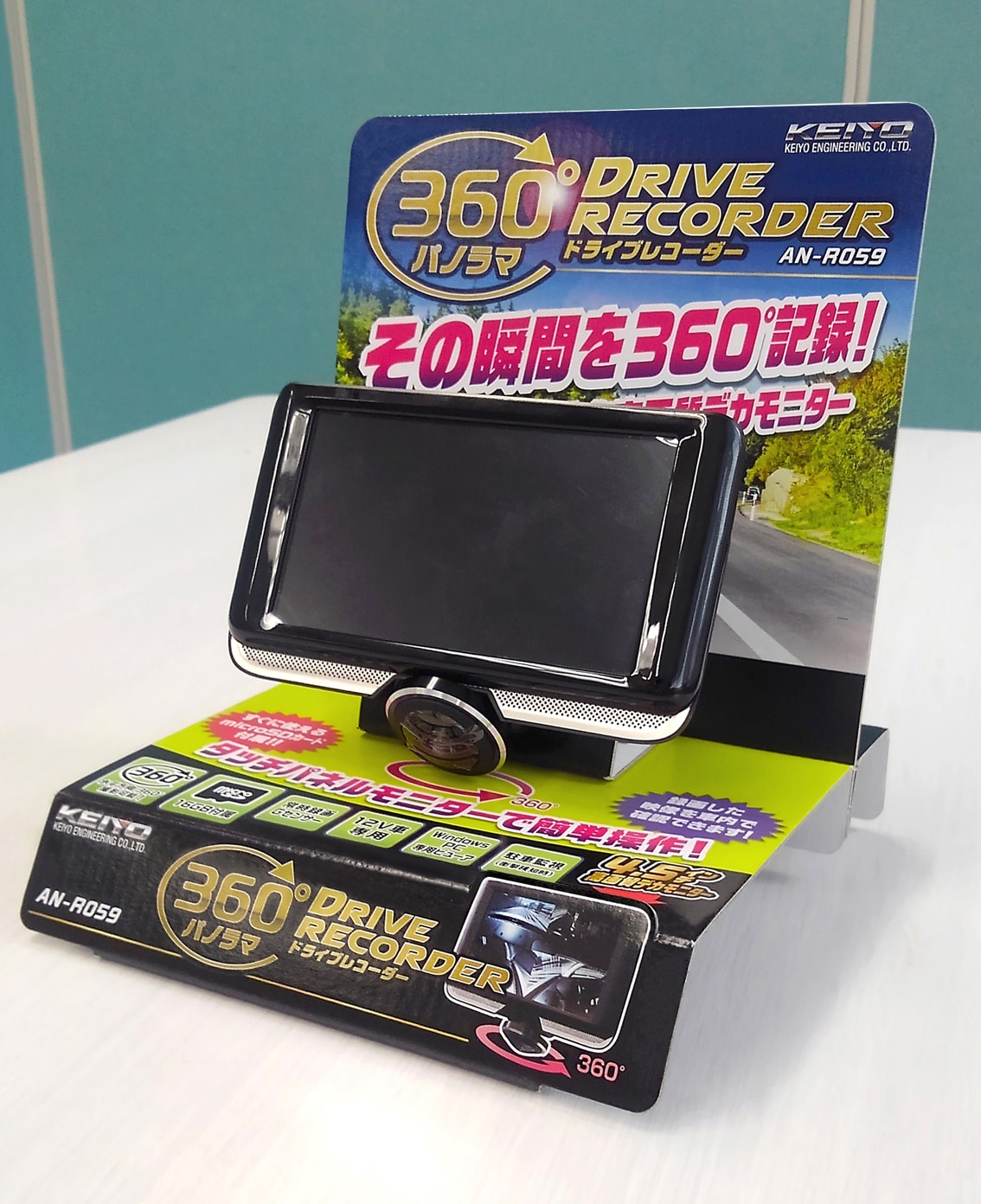 070 組立簡単なドライブレコーダー用、卓上展示台 | 什器事例集