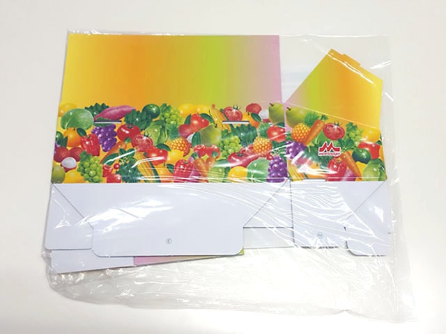 冷蔵ケース近くで設置可能な紙製什器を梱包した画像